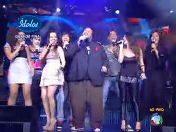 Ed Motta canta com oito finalistas no palco da decisão Ed Motta canta com oito finalistas no palco da decisão